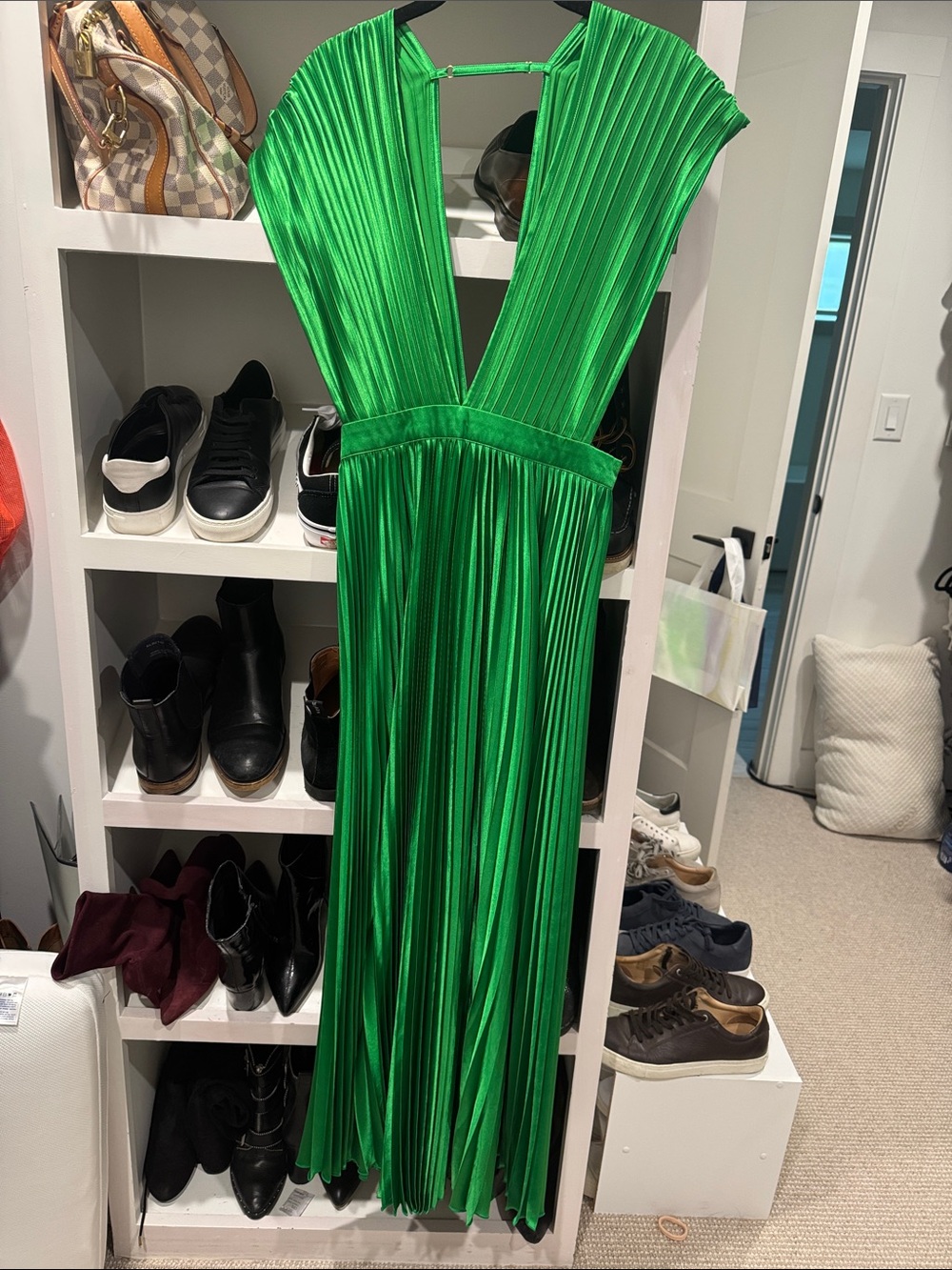 Elegant Green Plissé V-Neck Maxi Dress